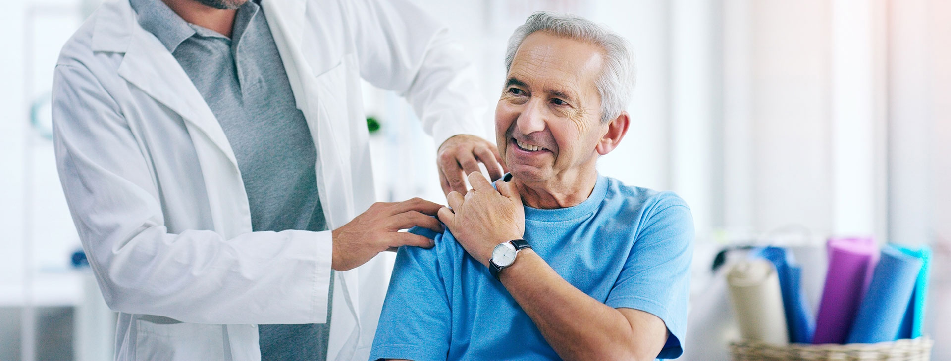 Untersuchung der Schulter an einem älteren Patienten